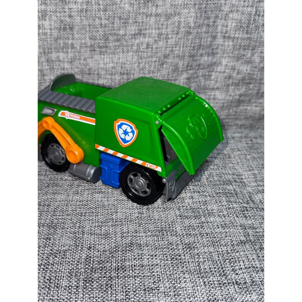 Paw Patrol Rocky Recycling Truck and Motorcycle Vehicle Set with 2 Figures - Picture 4 of 5